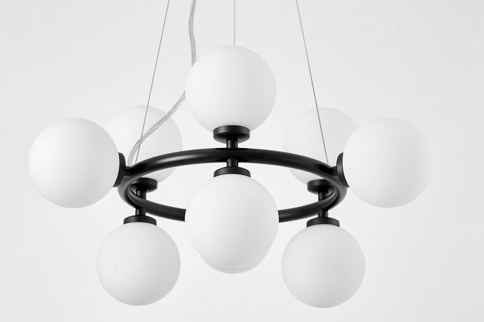 Czarna, elegancka lampa wisząca z białymi kloszami, wielopunktowa MARSIADA - Lumina Deco zdjęcie 4