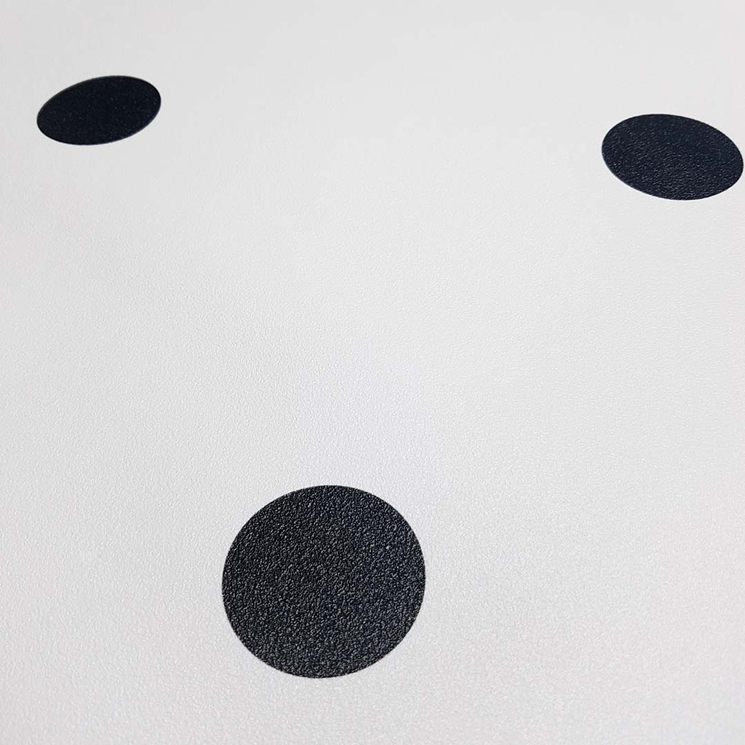 Biała tapeta w czarne kropki, groszki, grochy 5 cm - Dekoori zdjęcie 4