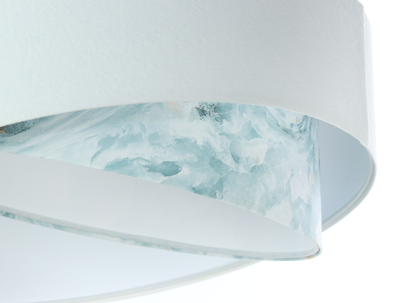Biała lampa wisząca, welurowa, z asymetrycznym abażurem w błękitny, artystyczny wzór PARI - BPS Koncept zdjęcie 4