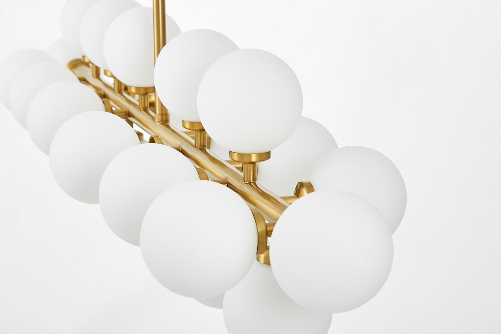 Elegancka mosiężna lampa wisząca PETRICA białe szklane klosze kulki - Lumina Deco zdjęcie 3