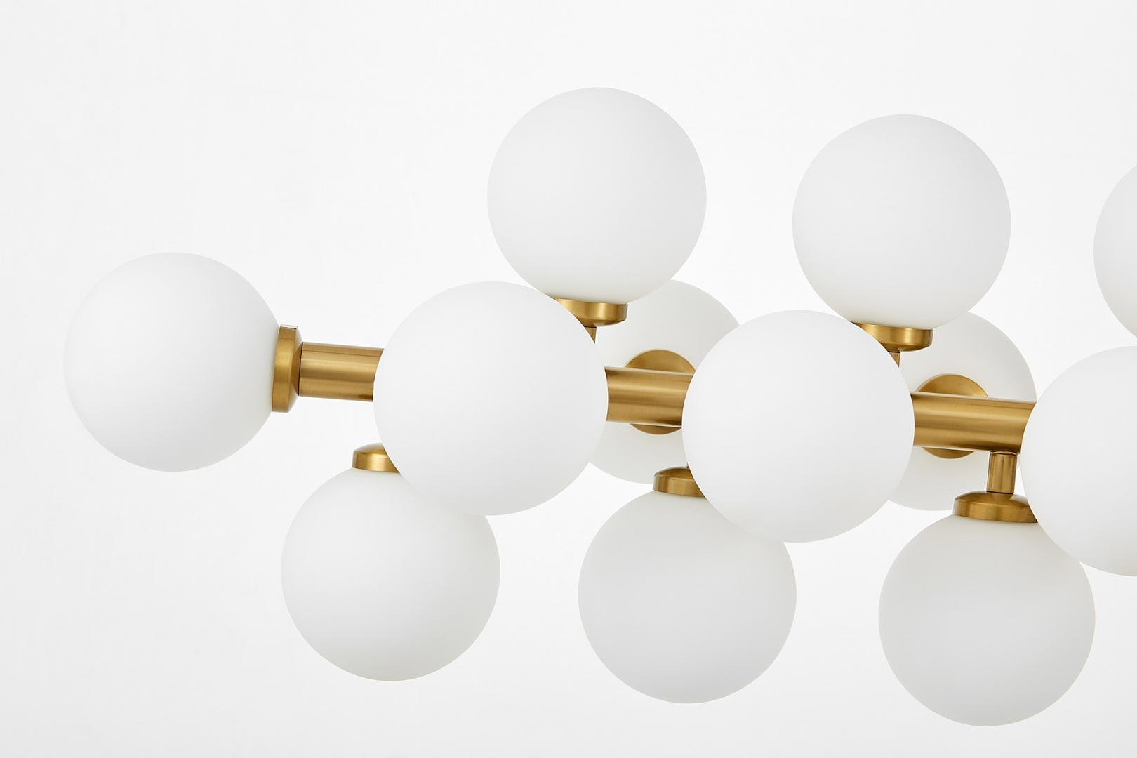 Elegancka mosiężna lampa wisząca PETRICA białe szklane klosze kulki - Lumina Deco zdjęcie 4