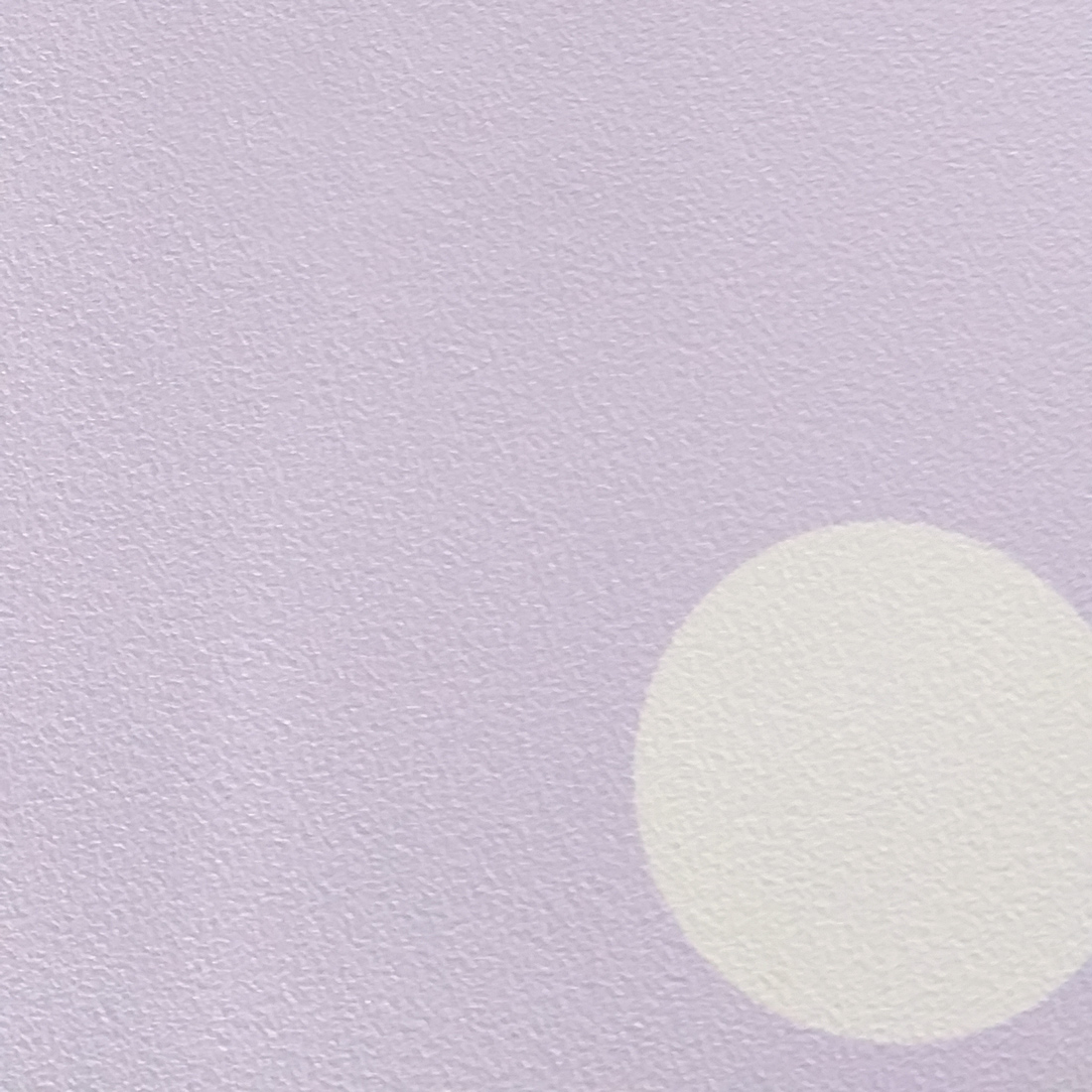 Tapeta fioletowa w białe kropki, groszki, grochy 5 cm - Dekoori zdjęcie 4
