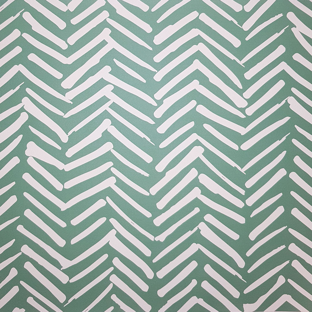 Zielona tapeta na ścianę w białe kreski, wzór jodełka, w stylu boho - Dekoori zdjęcie 3