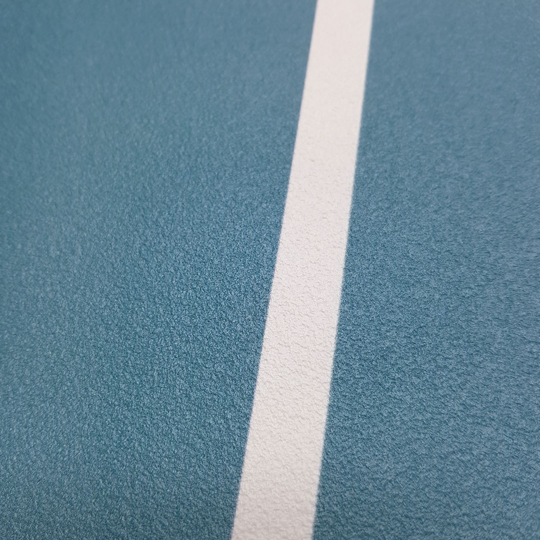 Skandynawska tapeta w białe pasy pionowe na niebieskim tle - Dekoori zdjęcie 2
