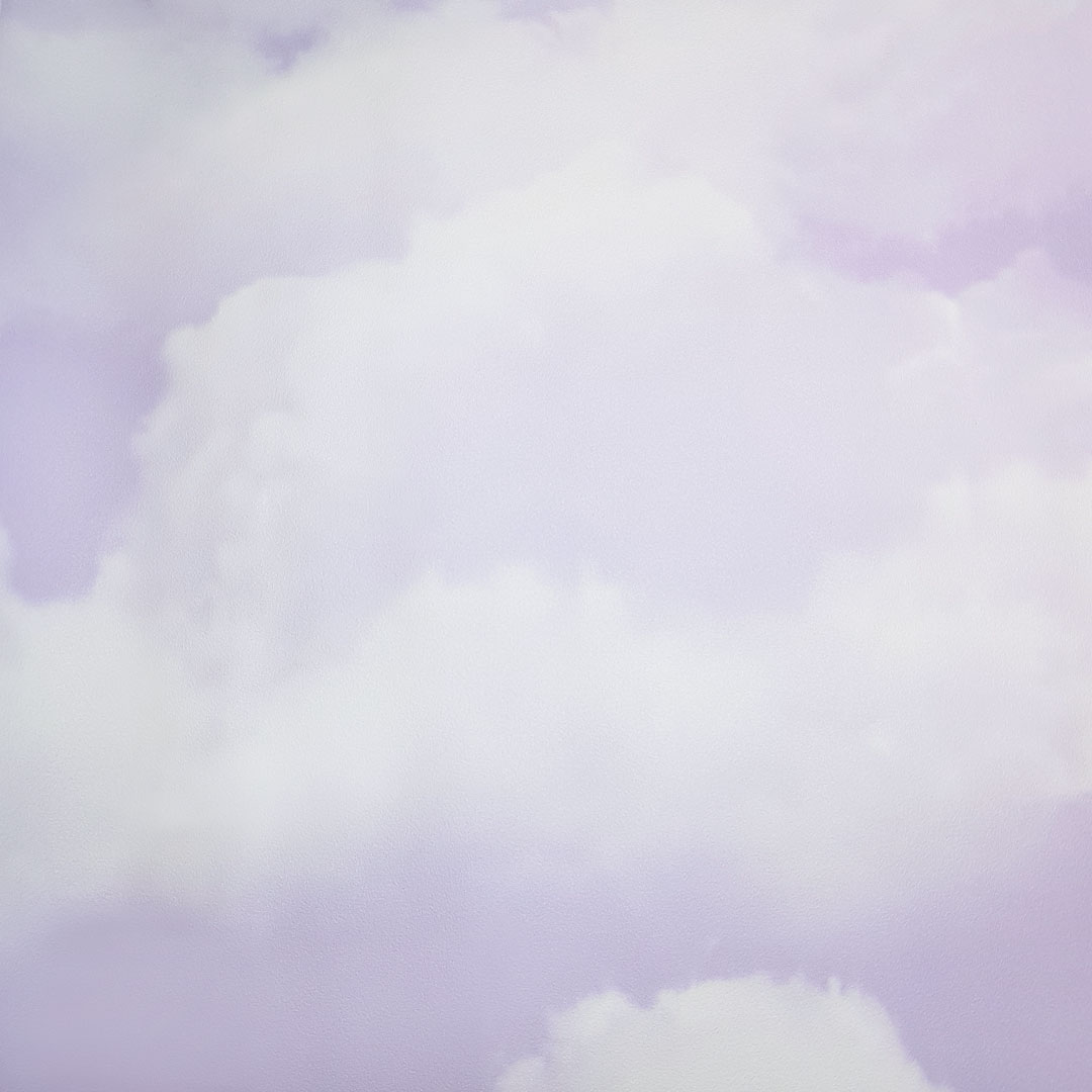 Stylowa, jasnofioletowa fototapeta w białe, realistyczne chmurki - Dekoori zdjęcie 3