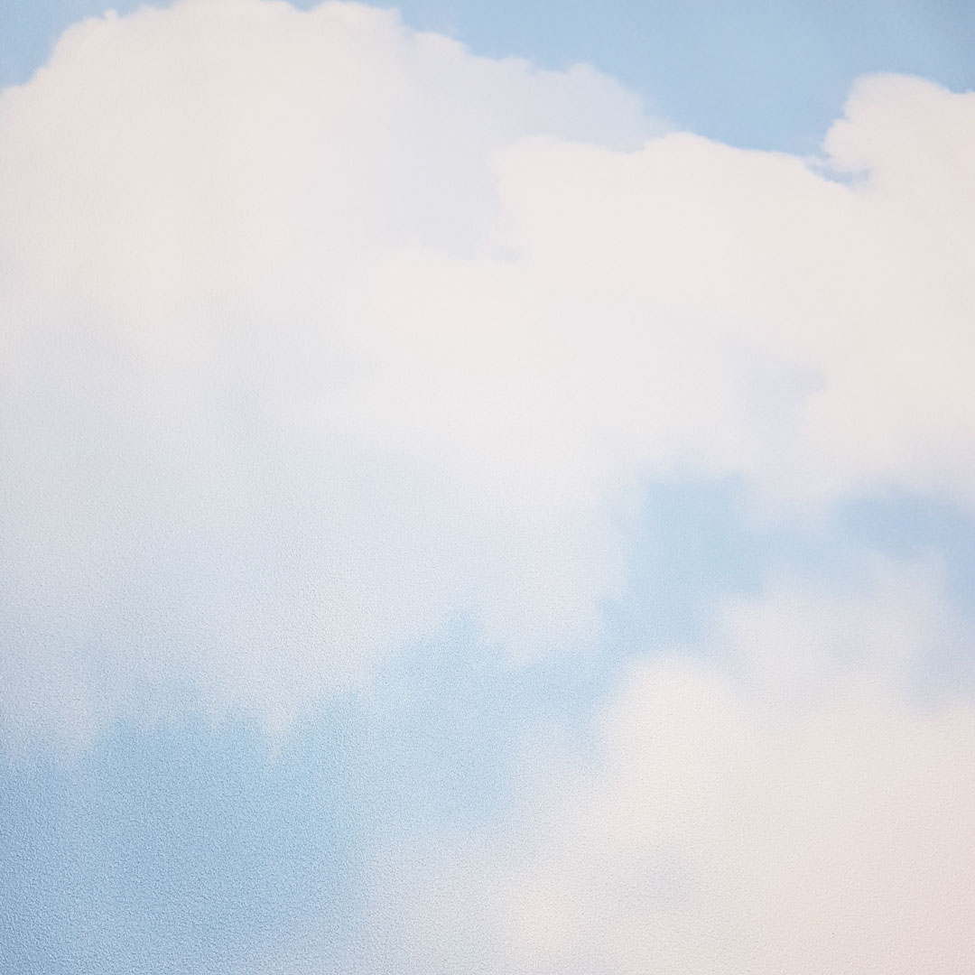 Jasnoniebieska fototapeta w białe chmurki chmury - Dekoori zdjęcie 3