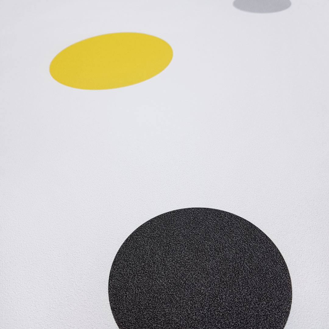 Nowoczesna biała tapeta w bańki, bąbelki, grochy szare, czarne i żółte - Dekoori zdjęcie 4