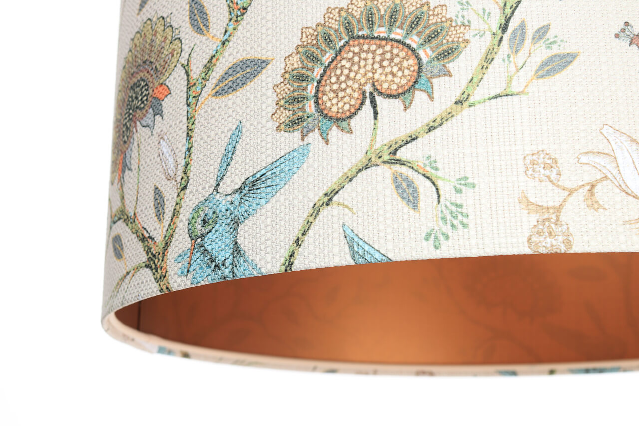 Kremowa lampa wisząca z kloszem ze strukturalnej tkaniny w kolibry i kwiaty z miedzianym wnętrzem PORTLAND - BPS Koncept zdjęcie 4