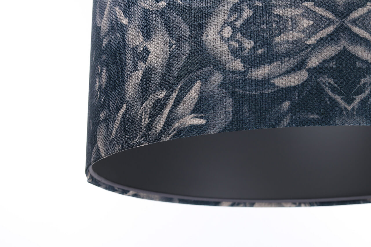 Grafitowa lampa wisząca z abażurem w kształcie walca ze strukturalnej tkaniny, w kwiatowy wzór PORTLAND - BPS Koncept zdjęcie 4