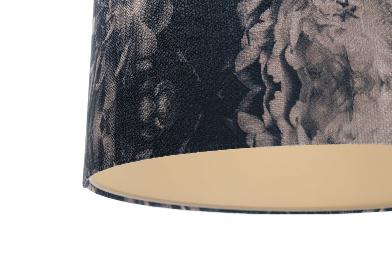 Lampa wisząca z walcowym abażurem ze strukturalnej tkaniny w kwiatowy wzór z kremowym wnętrzem PORTLAND - BPS Koncept zdjęcie 4
