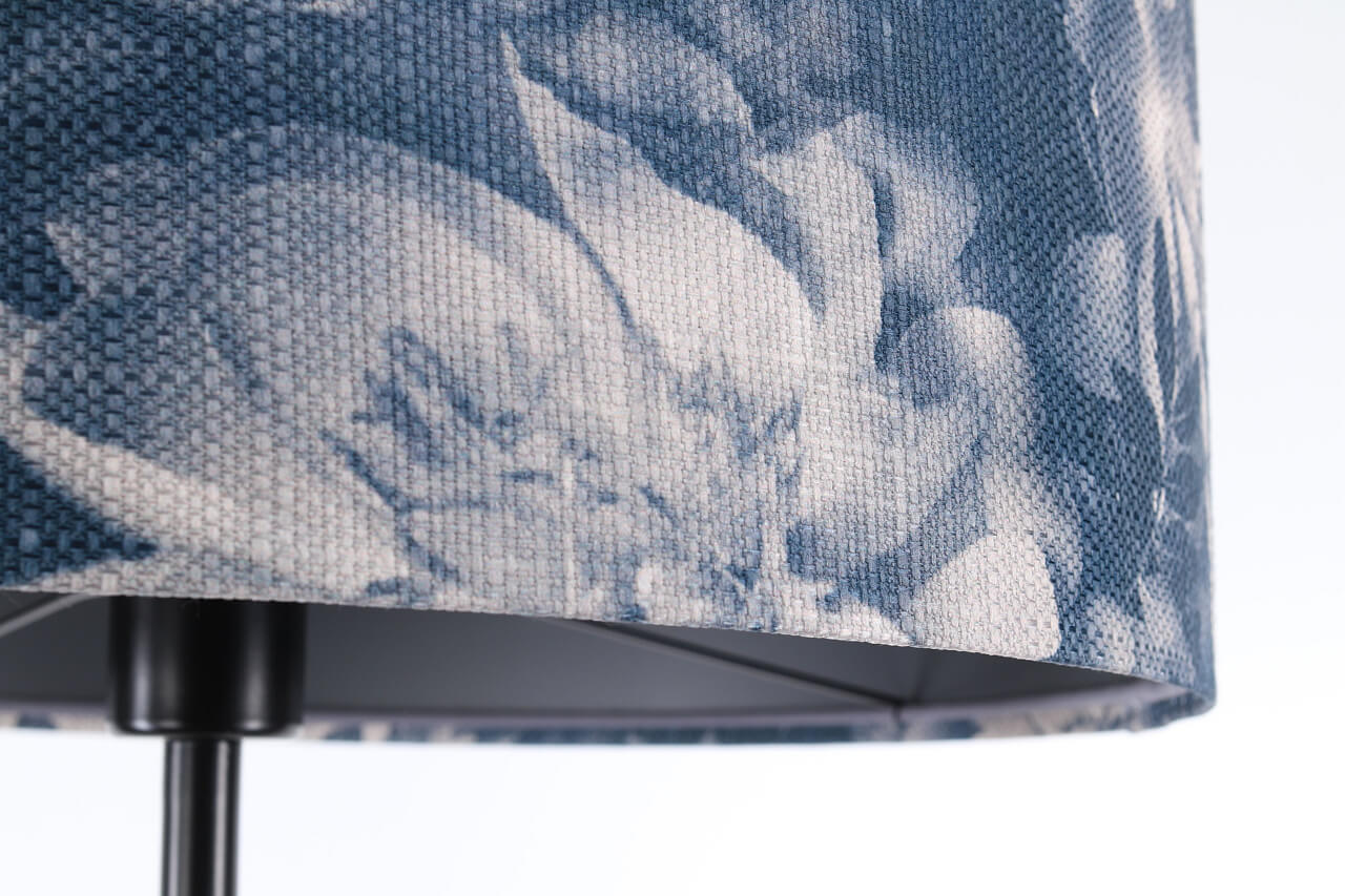Grafitowa lampa podłogowa z abażurem w kształcie walca ze strukturalnej tkaniny, w kwiatowy wzór, stojąca PORTLAND - BPS Koncept zdjęcie 4