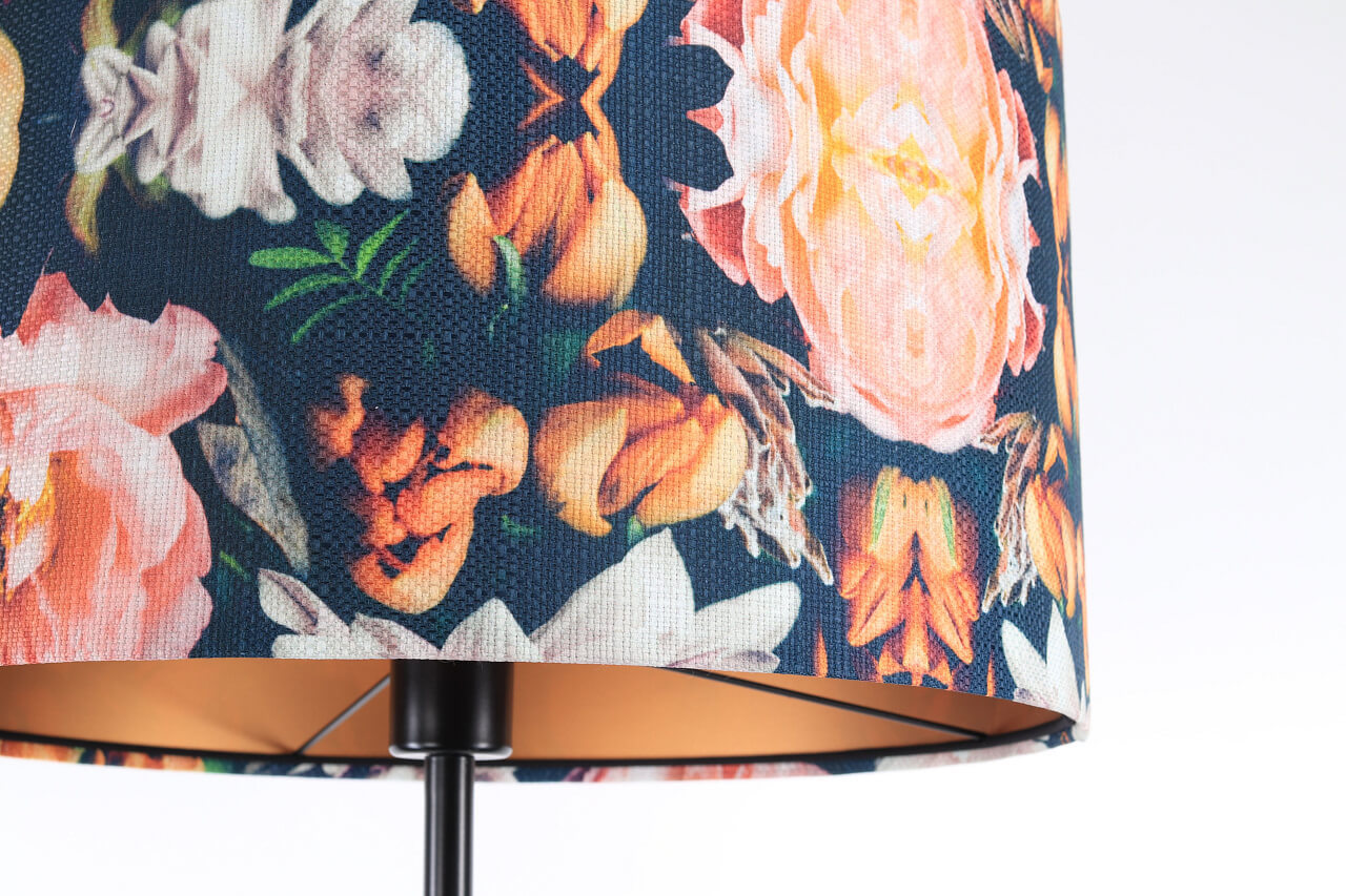 Lampa stojąca z walcowym abażurem ze strukturalnej tkaniny w kwiatowy wzór z miedzianym wnętrzem PORTLAND - BPS Koncept zdjęcie 4