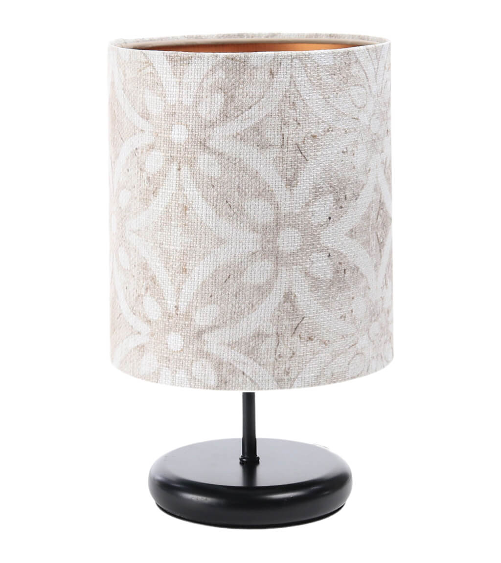 Kremowa lampka stołowa z kloszem ze strukturalnej tkaniny w kształcie walca, koronkowy wzór PORTLAND - BPS Koncept zdjęcie 1