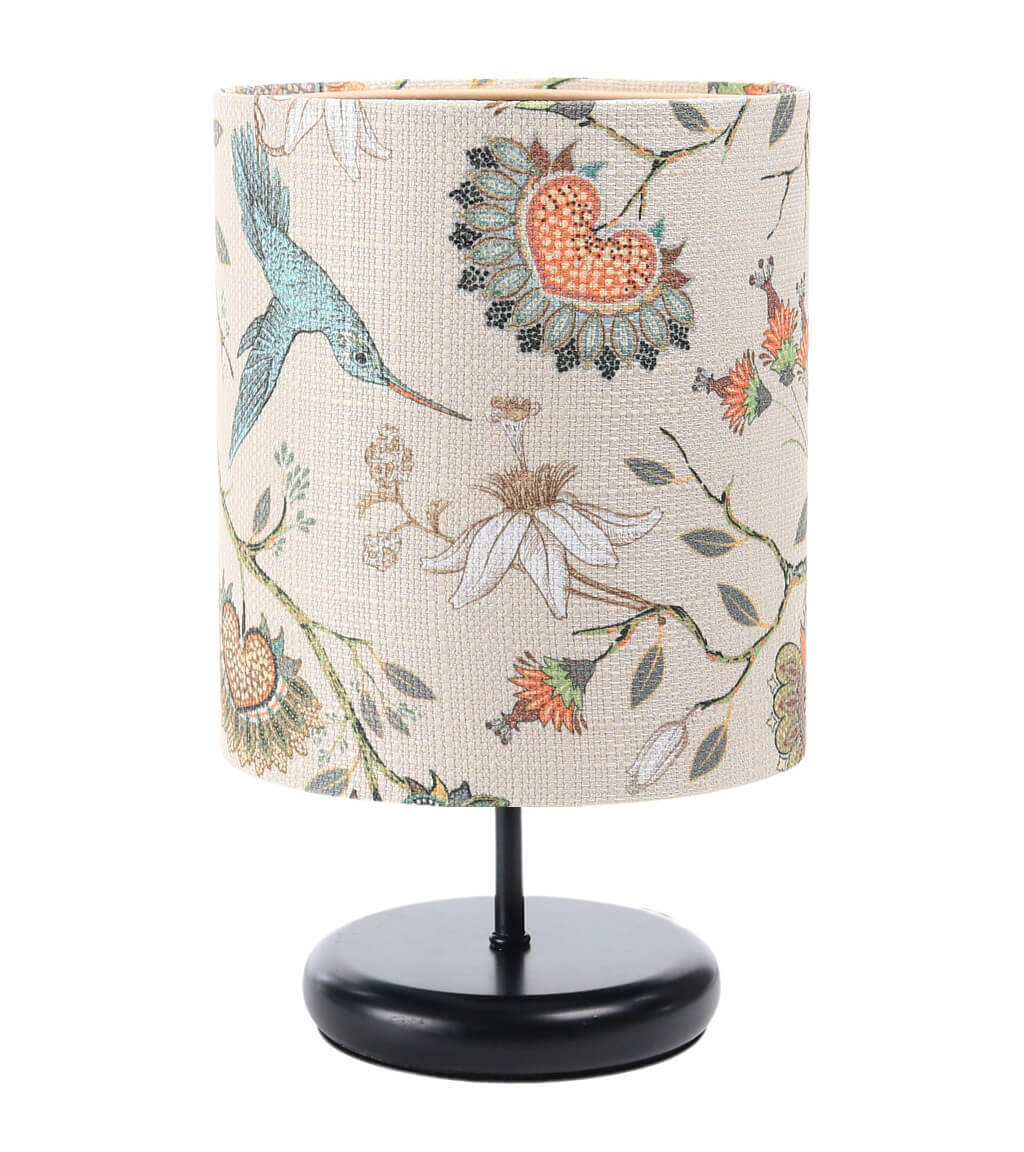 Kremowa lampka stołowa z abażurem w kształcie walca ze strukturalnej tkaniny w kwiaty i kolibry PORTLAND - BPS Koncept zdjęcie 1