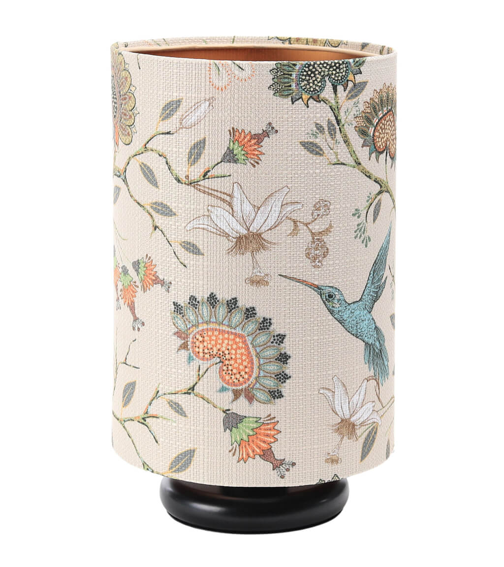 Kremowa lampka biurkowa z walcowym abażurem w kolorowe kwiaty i ptaki, z miedzianym wnętrzem PORTLAND - BPS Koncept zdjęcie 1