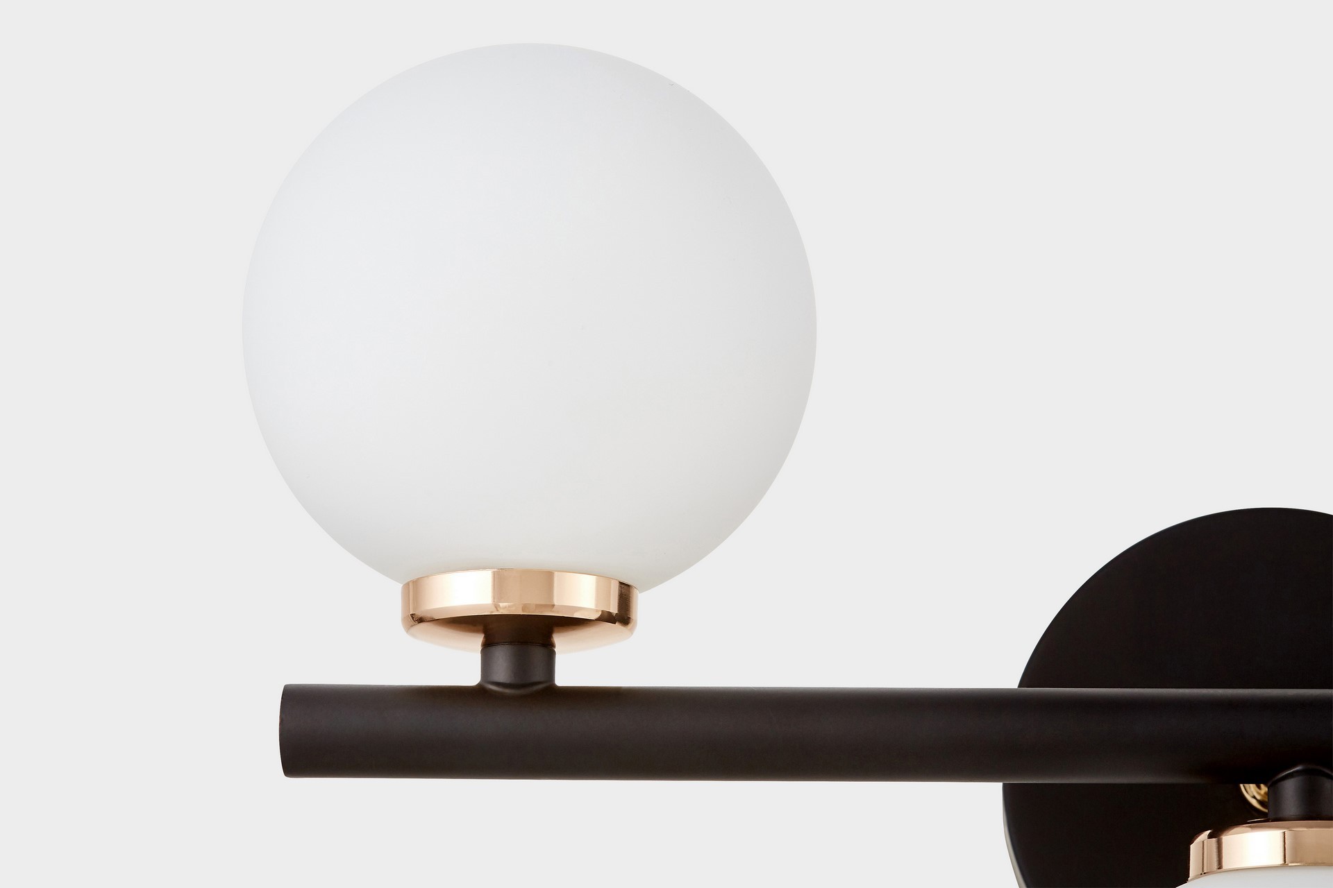 Czarno-złota lampa ścienna z białymi kloszami w kształcie kuli, nowoczesny kinkiet MARSIADA - Lumina Deco zdjęcie 4