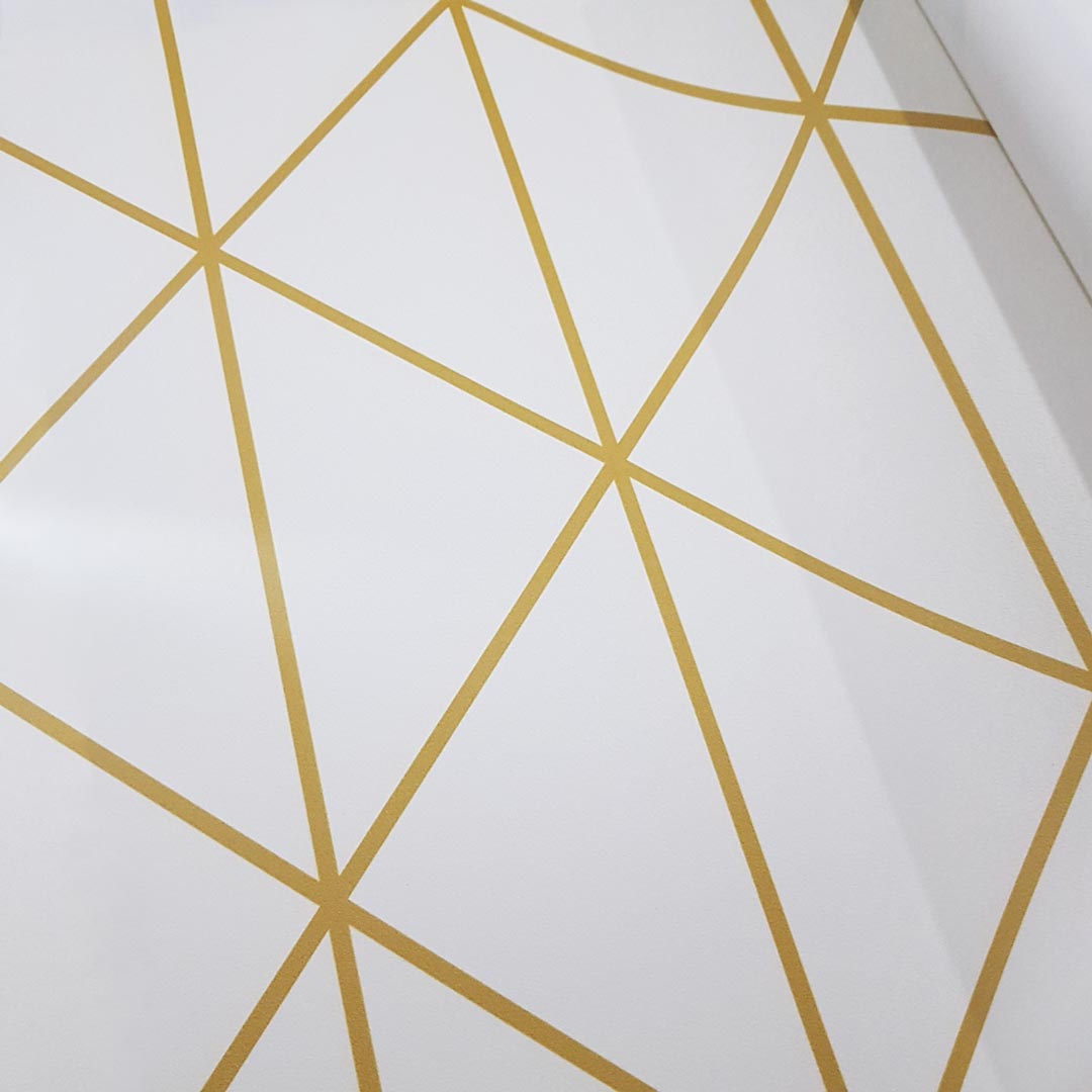 Tapeta biała w linie trójkąty koloru złotego - Dekoori zdjęcie 3