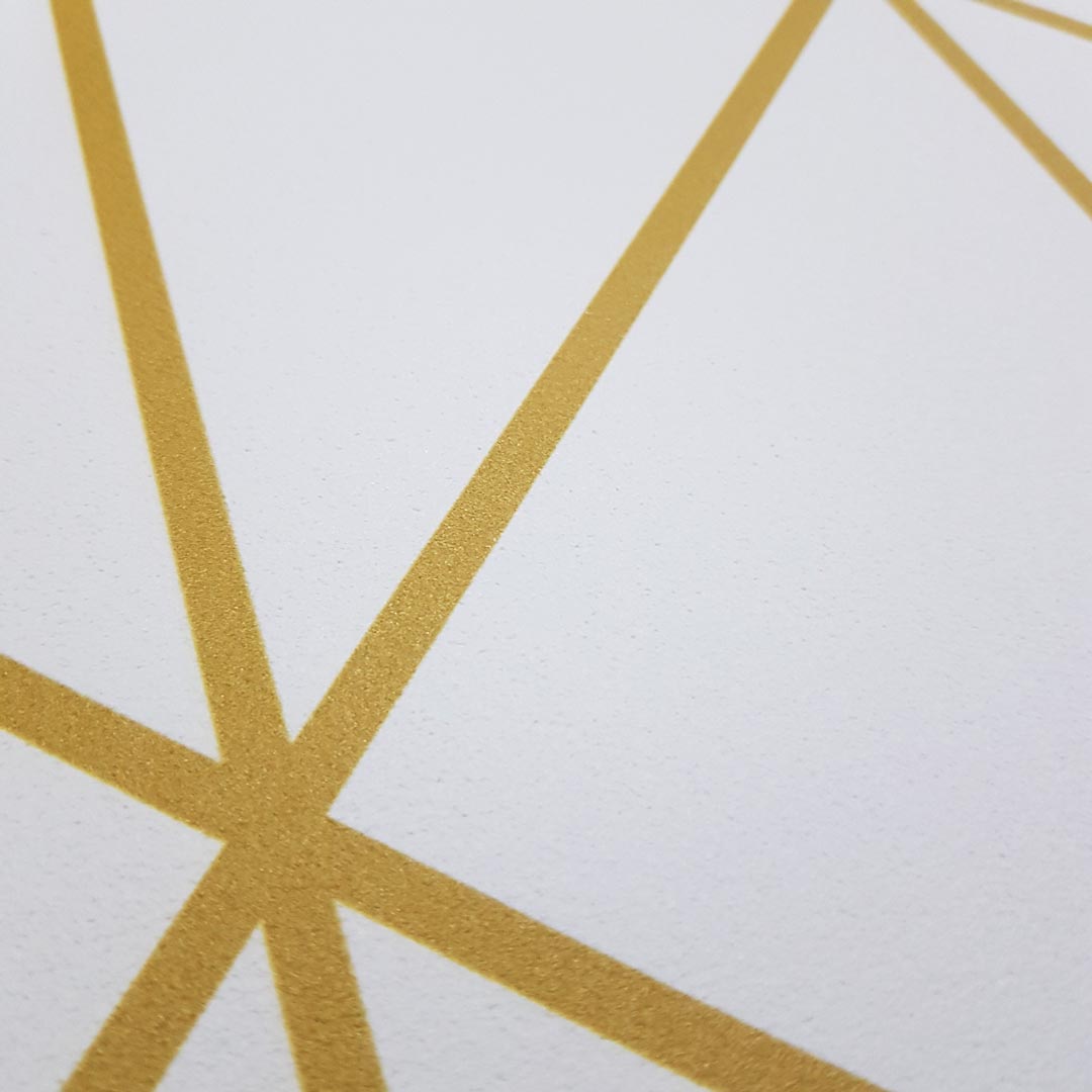 Tapeta biała w linie trójkąty koloru złotego - Dekoori zdjęcie 4