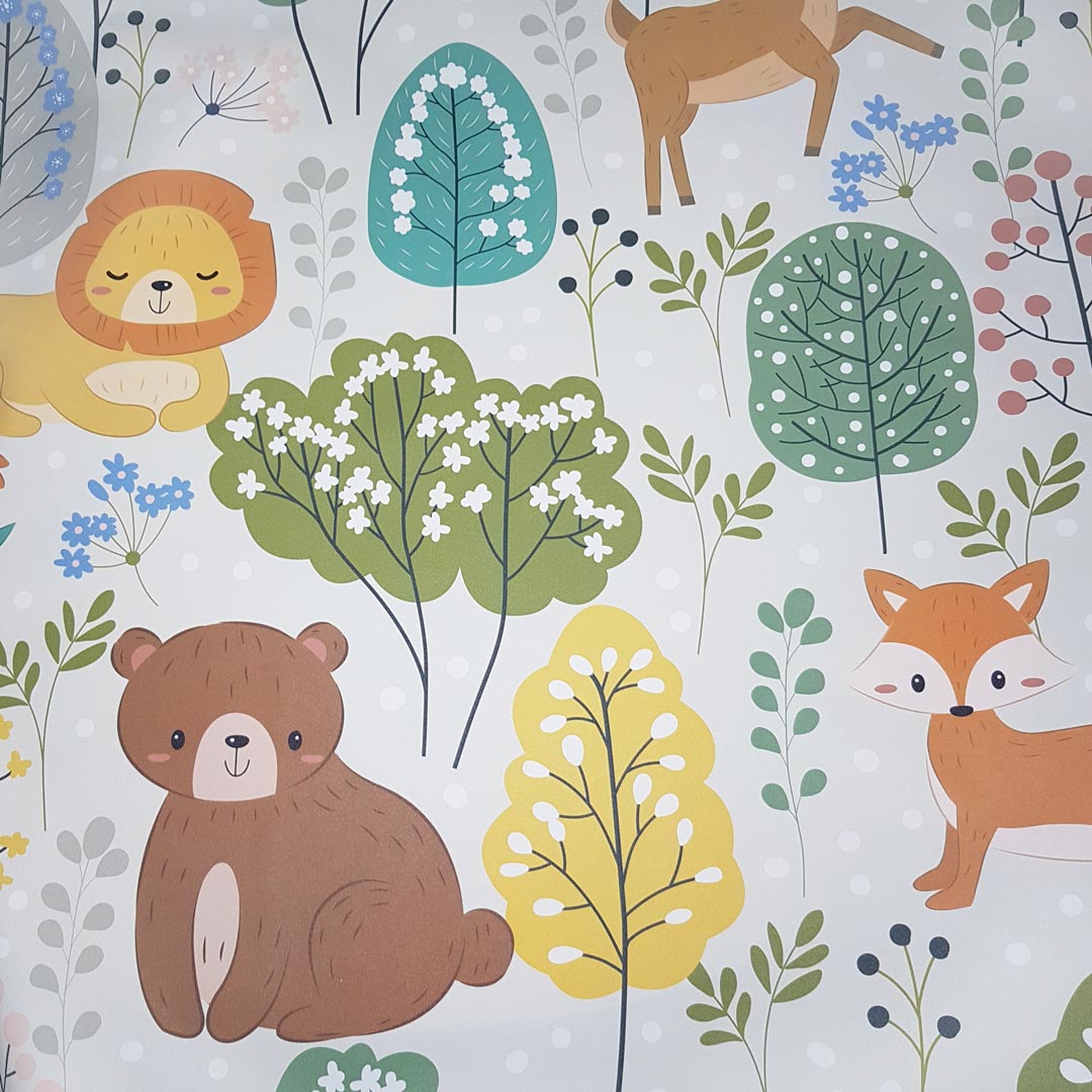 Tapeta zwierzęta: jeleń, lew, miś, lisek oraz ptaszek bawiące się w liściastym lesie z zielonymi i szarymi kwitnącymi drzewami - Dekoori zdjęcie 3