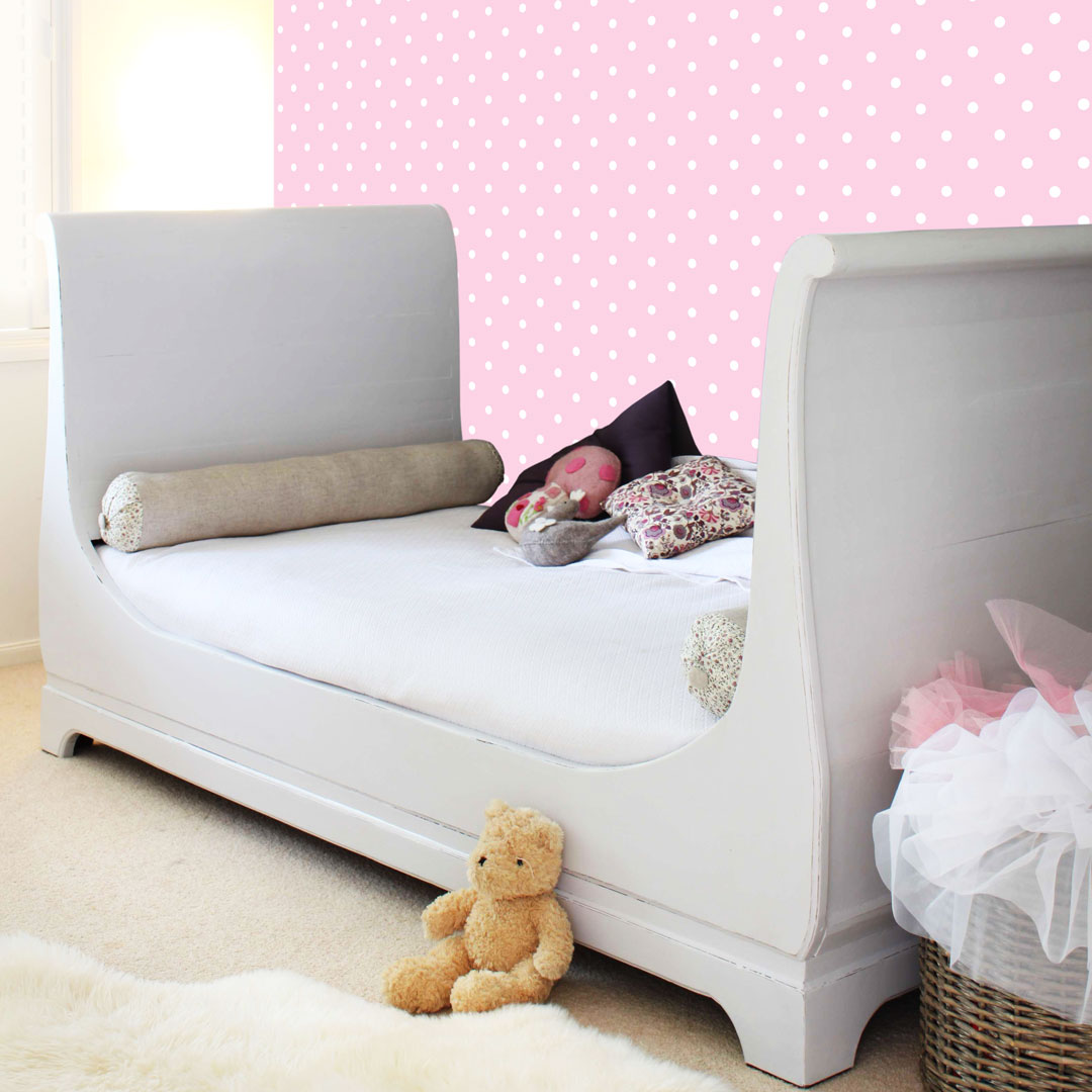 Różowa tapeta w małe białe kropki, groszki, polka dot 2 cm - Dekoori zdjęcie 2
