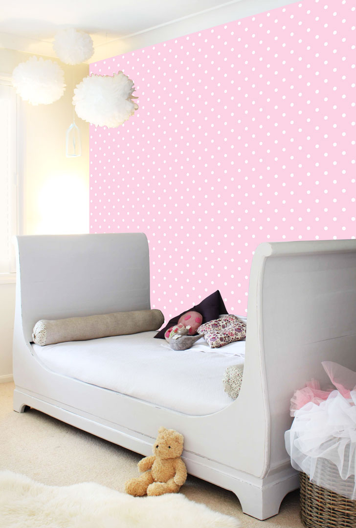 Różowa tapeta w małe białe kropki, groszki, polka dot 2 cm - Dekoori zdjęcie 4
