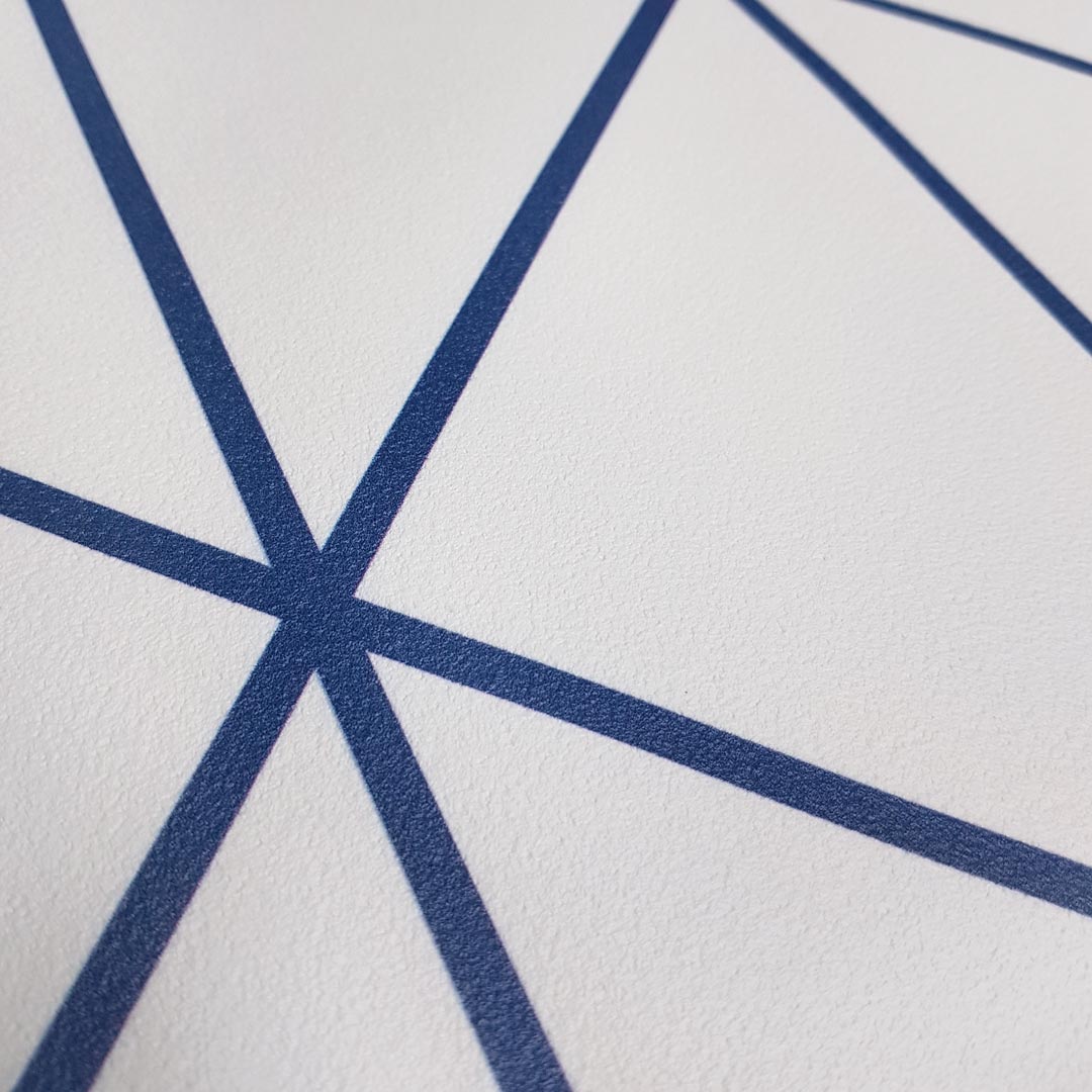 Tapeta trójkąty linie biało-niebieska kolor Classic Blue PANTONE - Dekoori zdjęcie 4
