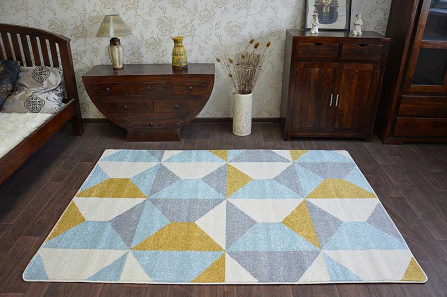 Nowoczesny dywan geometryczny w żółte, szare, białe i niebieskie romby, trójkąty NORDIC KLOCKI - Dywany Łuszczów zdjęcie 3