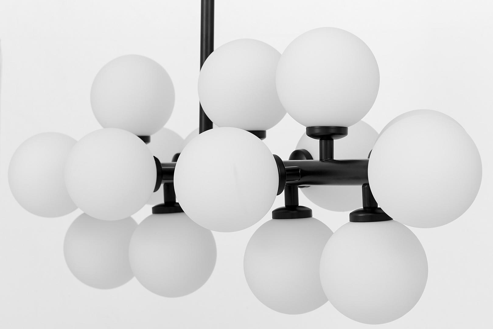Ekskluzywna, czarna lampa wisząca z białymi, szklanymi kloszami PETRICA - Lumina Deco zdjęcie 4