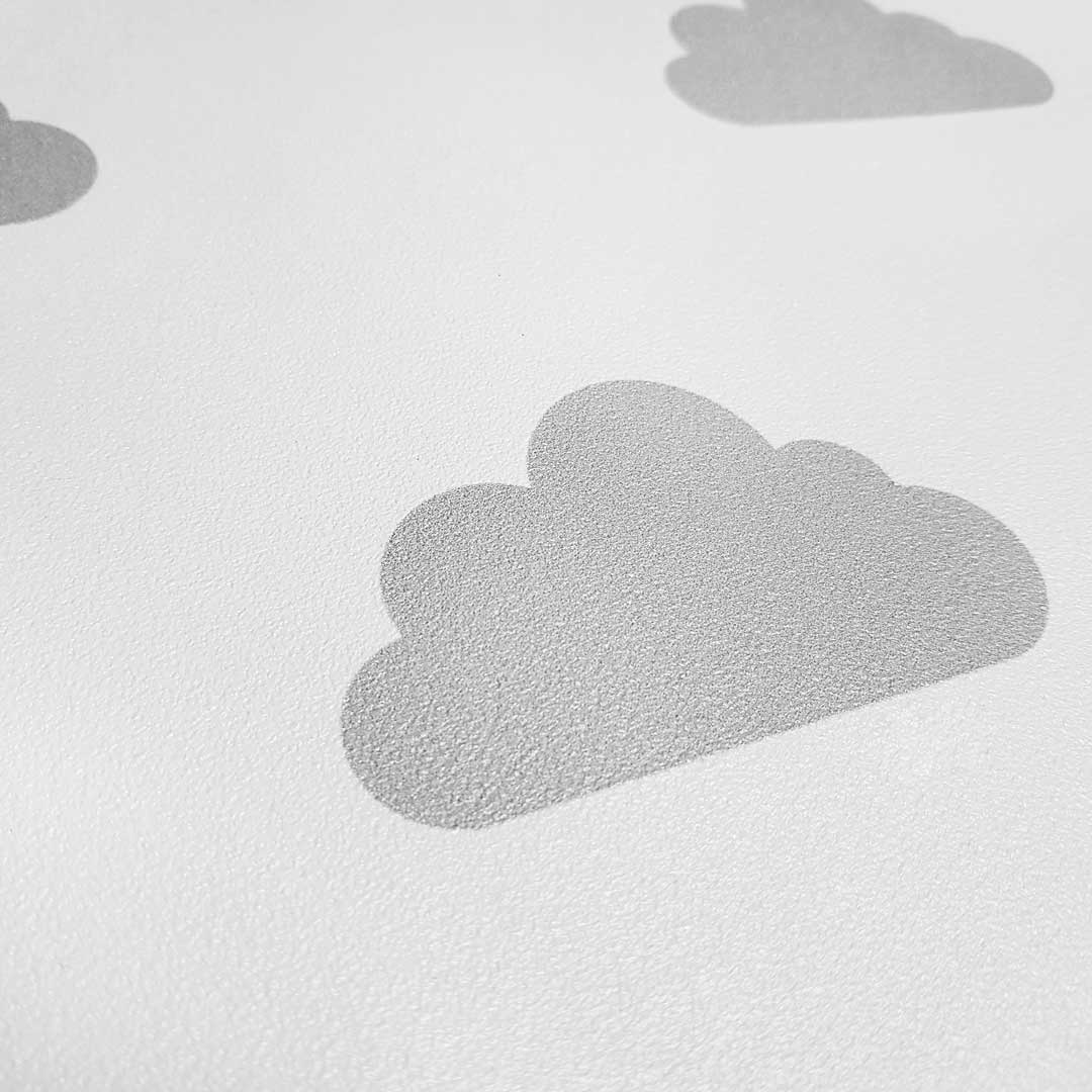 Biała tapeta na ścianę w szare chmurki do pokoju dziecięcego - Dekoori zdjęcie 2