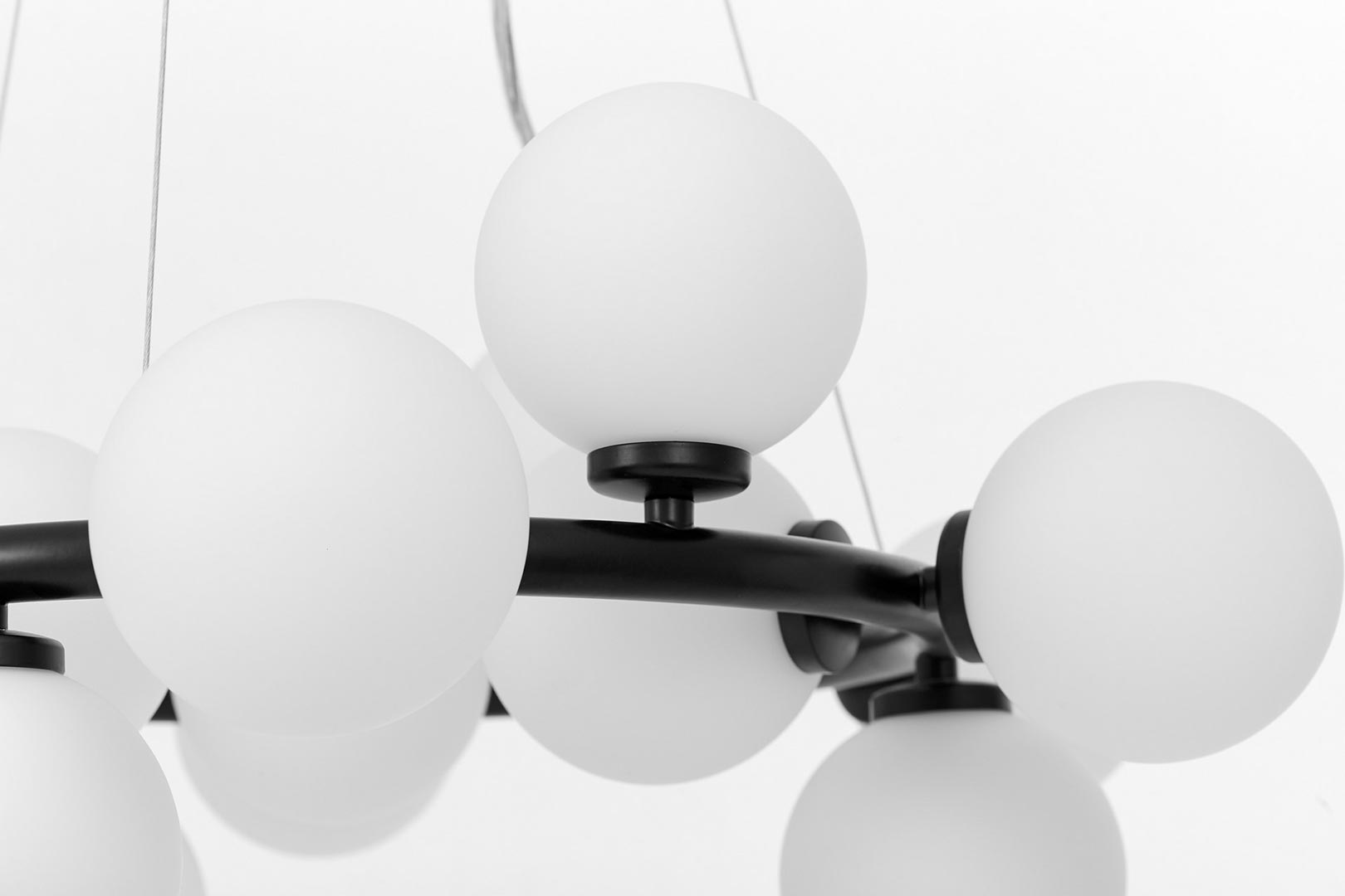 Czarna, elegancka lampa wisząca z białymi kloszami, wielopunktowa MARSIADA - Lumina Deco zdjęcie 4