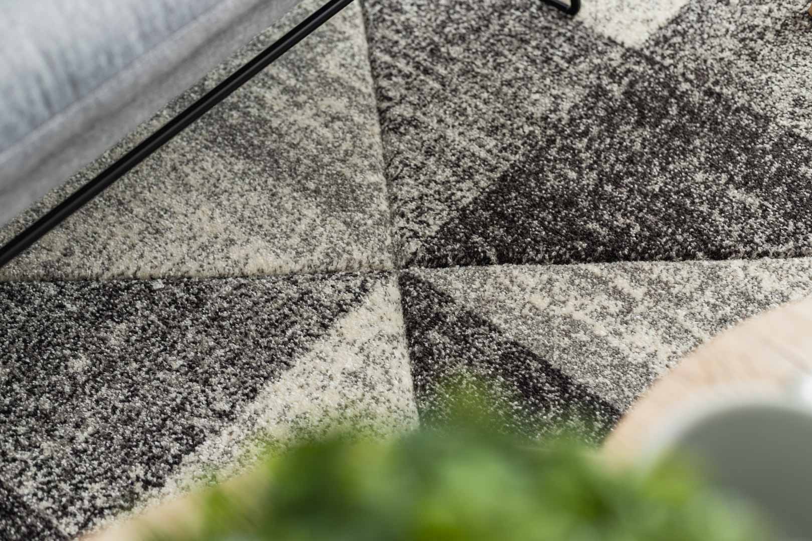 Syntetyczny ciemny dywan z geometrycznym przecieranym wzorem w trójkąty i kwadraty - Dywany Łuszczów zdjęcie 4