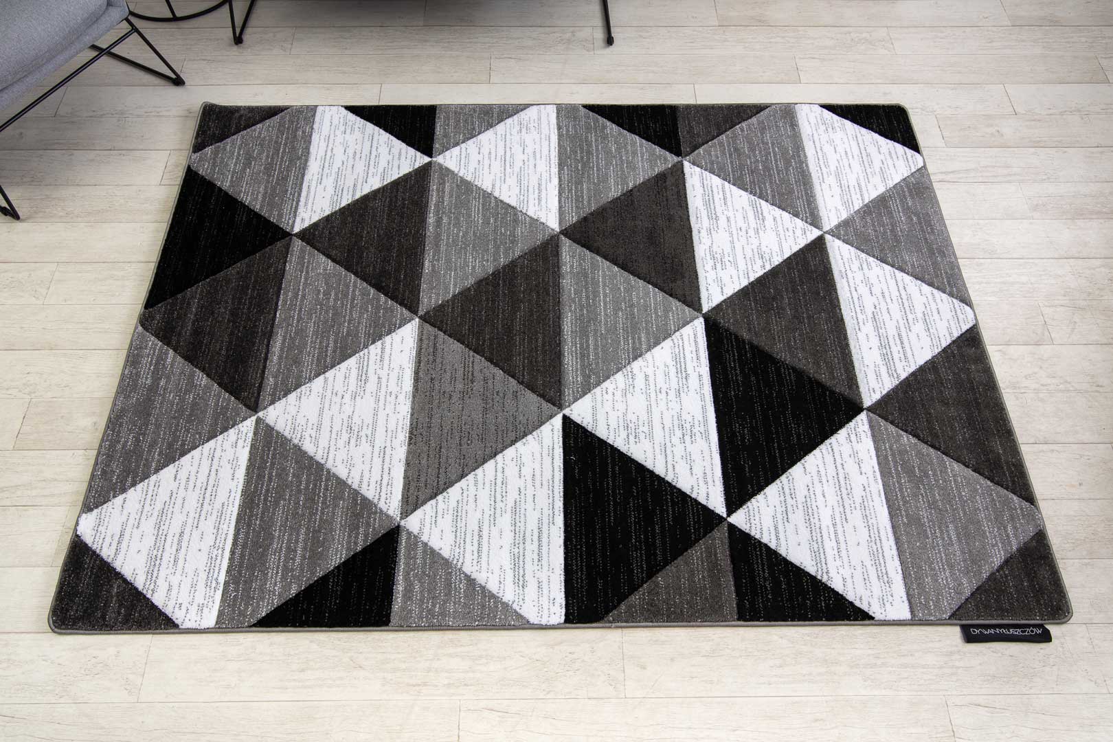 Dywan w białe, szare, czarne trójkąty do salonu Almas 02 - Carpetforyou zdjęcie 4