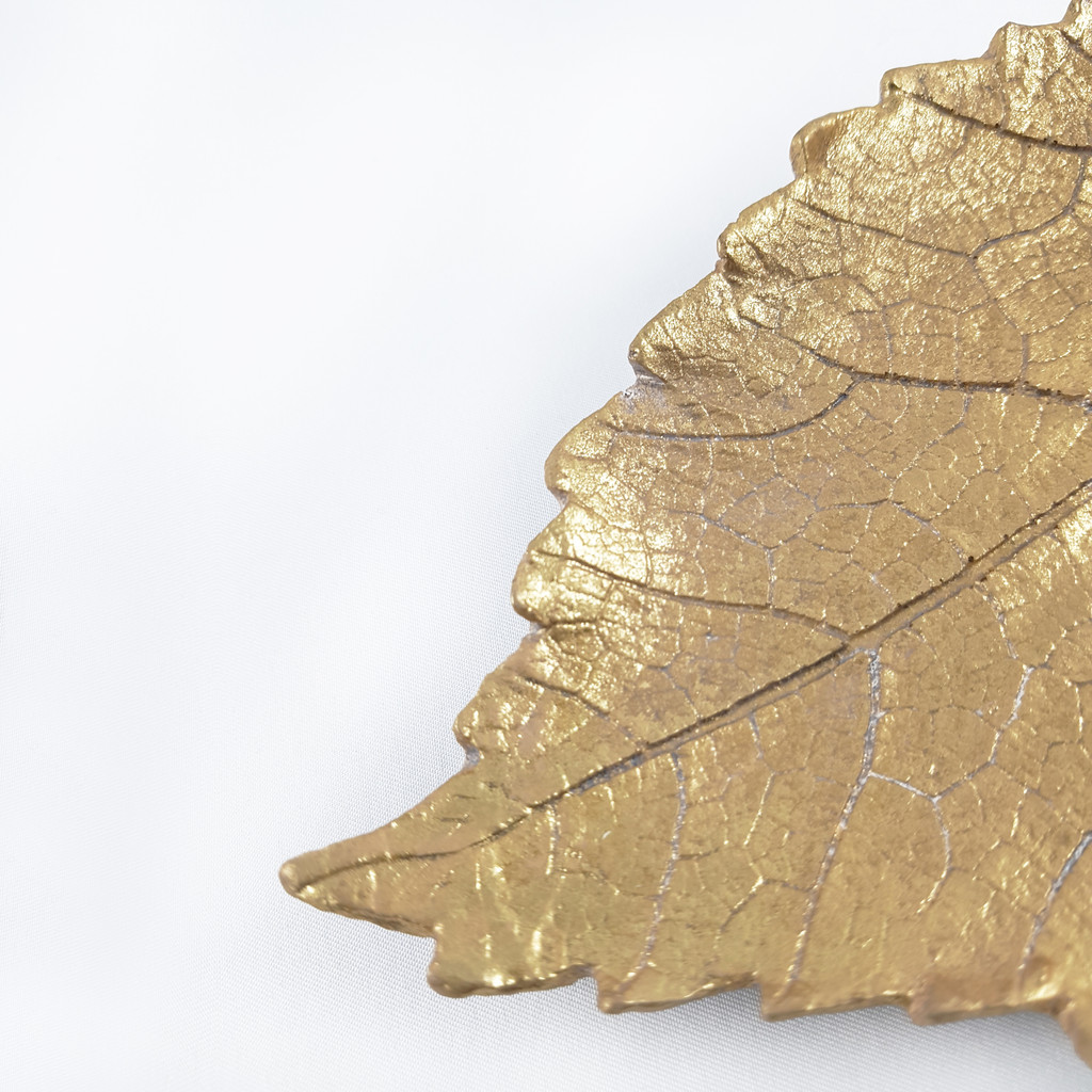Złota nowoczesna patera w kształcie liścia brzozy z małym ptakiem - Masz zdjęcie 4