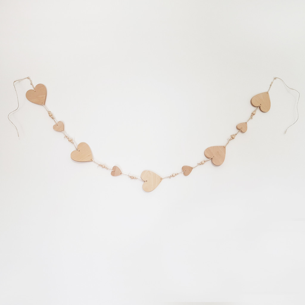 Ręcznie robiona girlanda z drewna w kształcie serca - Dekoori zdjęcie 3