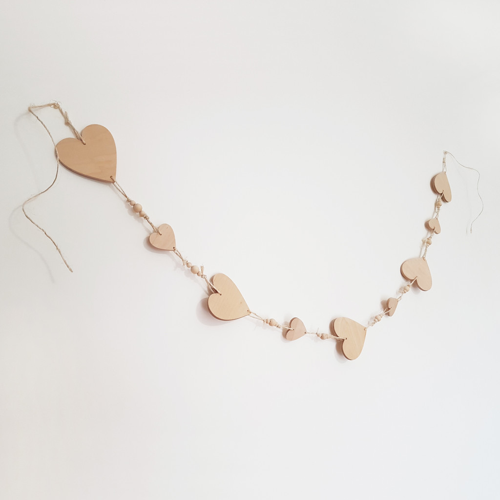 Ręcznie robiona girlanda z drewna w kształcie serca - Dekoori zdjęcie 1