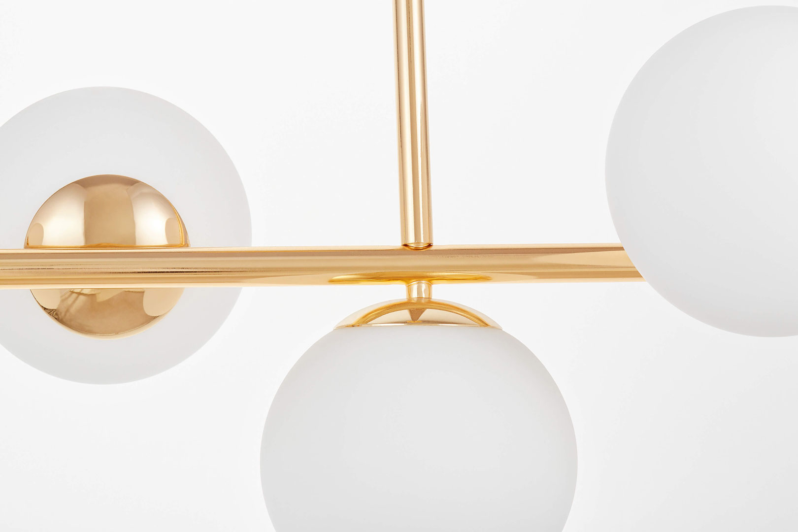 Elegancka, złota lampa wisząca FREDICA W7, pozioma z białymi szklanymi kloszami - Lumina Deco zdjęcie 3