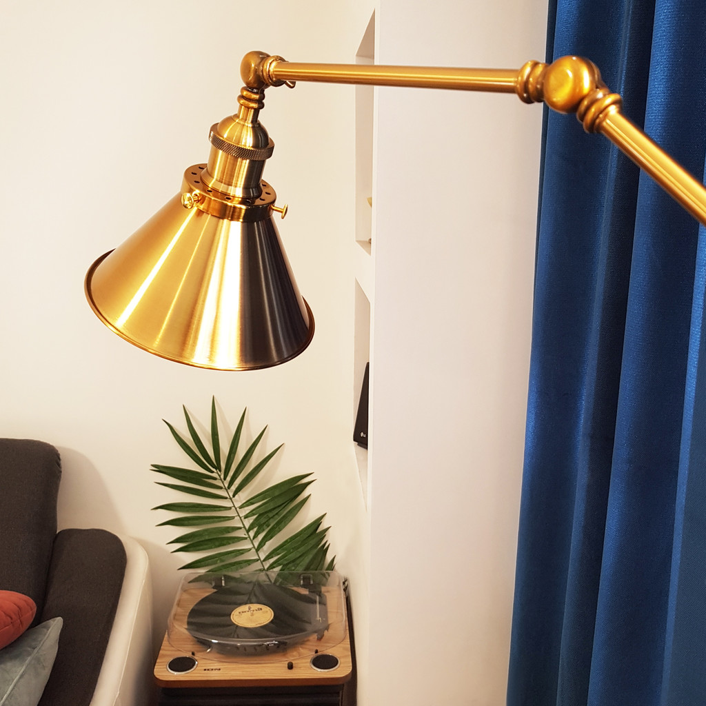 Regulowany kinkiet GUBI W2 kolor złoty mosiądz, industrialna lampa ścienna do czytania - Lumina Deco zdjęcie 4