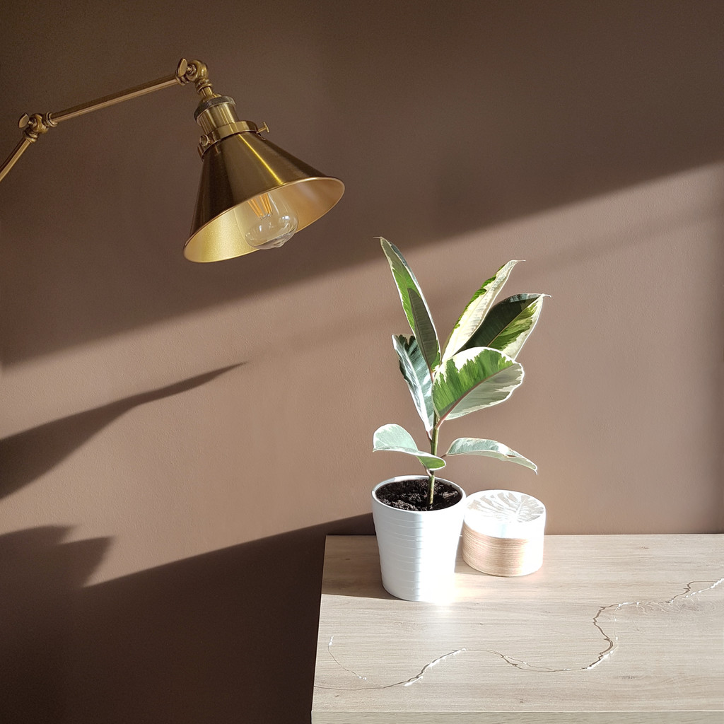 Regulowany kinkiet GUBI W2 kolor złoty mosiądz, industrialna lampa ścienna do czytania - Lumina Deco zdjęcie 4