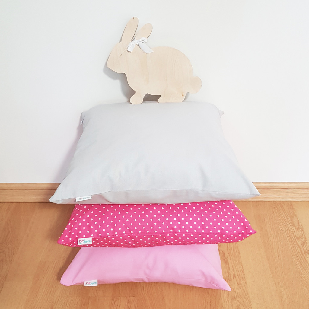 Różowa poszewka na poduszkę ozdobną jasiek jednobarwna gładka 40x40 - Dekoori zdjęcie 4