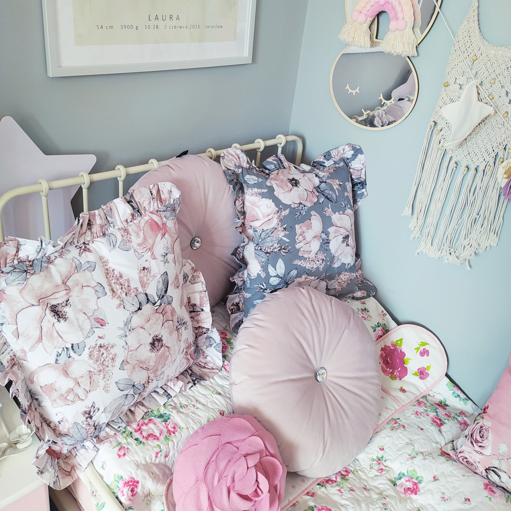 Klasyczna biała poszewka na poduszkę z pastelowymi dzikimi różami z falbanką - Dekoori zdjęcie 2