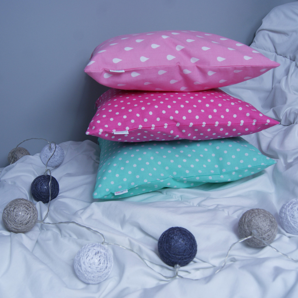 Miętowa poszewka dekoracyjna na poduszkę w białe kropki, groszki 7 mm - Dekoori zdjęcie 2