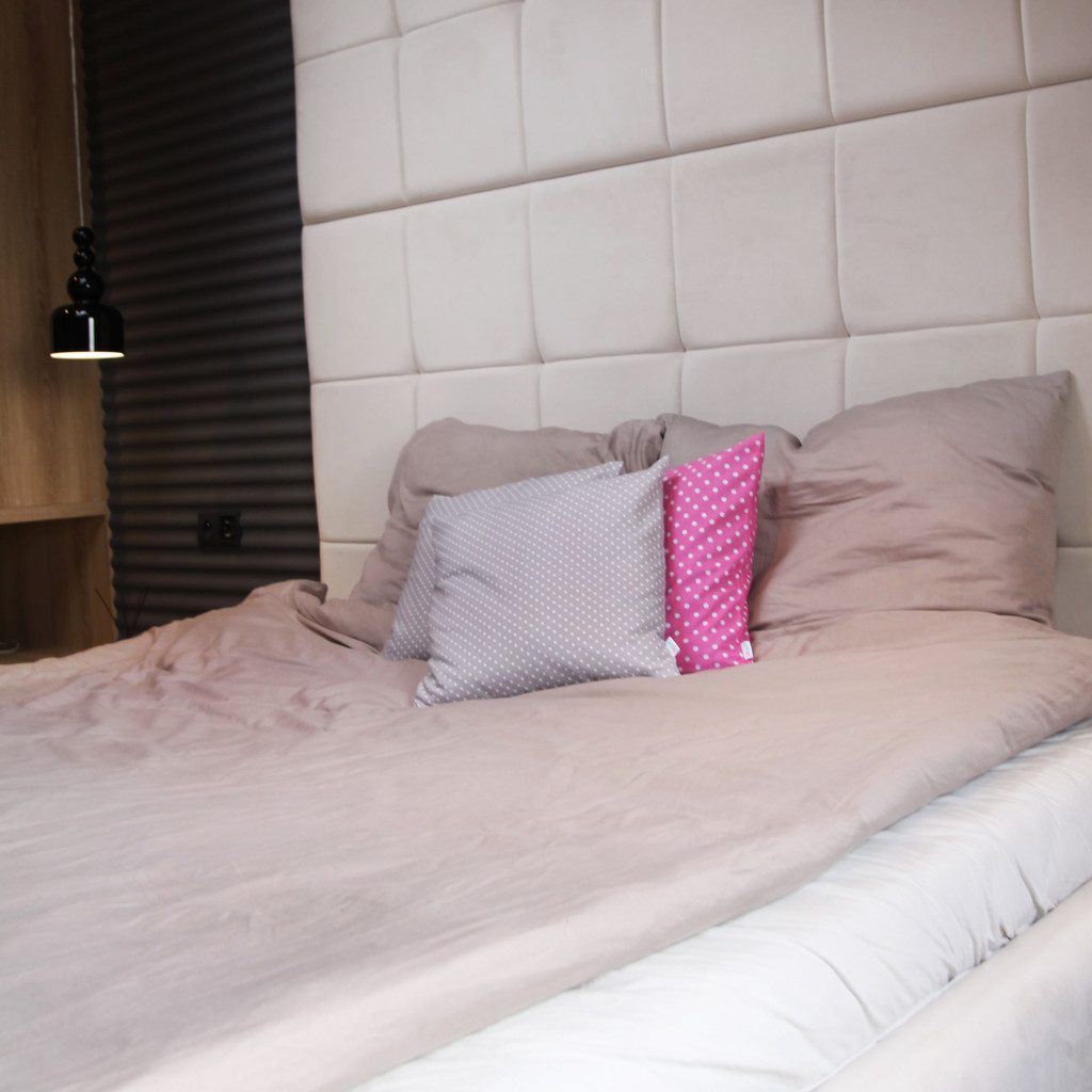Poszewka dekoracyjna szara na poduszkę w białe kropki, groszki 4 mm - Dekoori zdjęcie 2