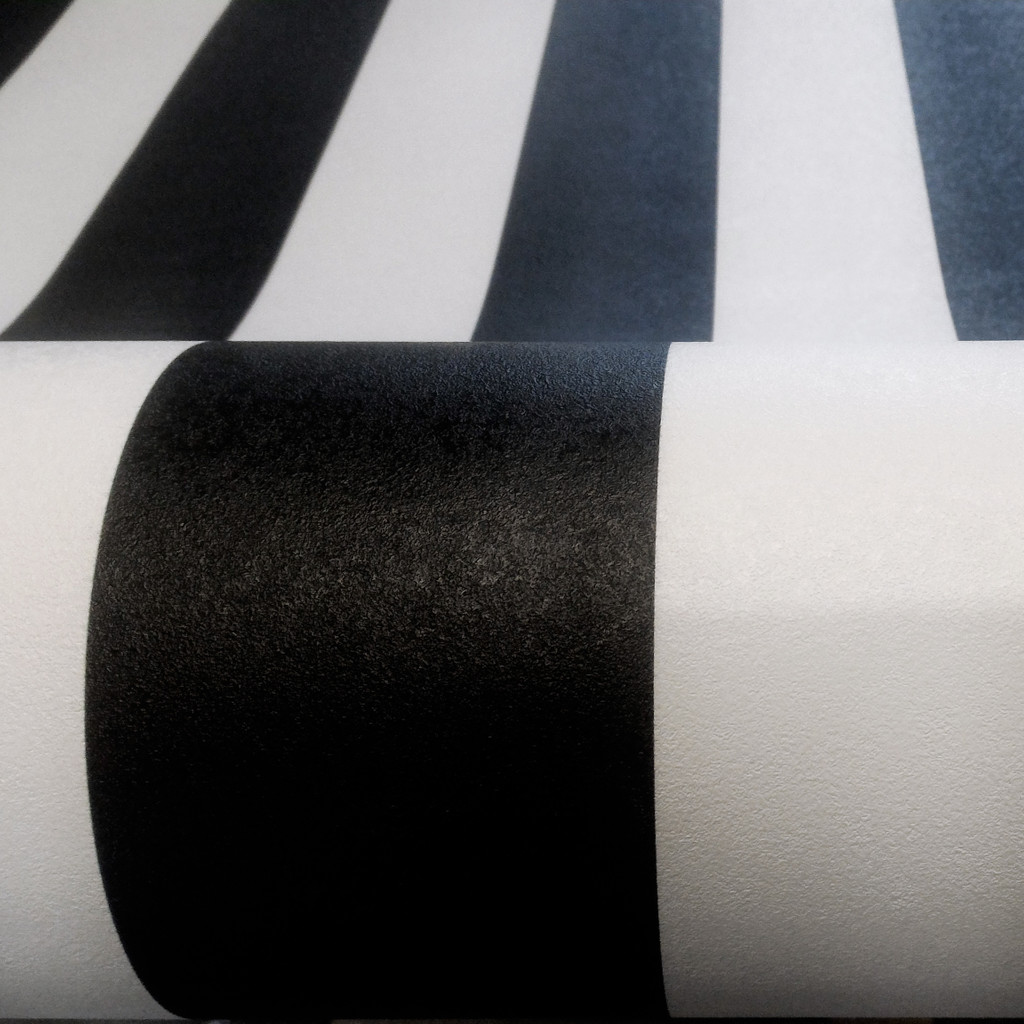Tapeta w pasy pionowe biało-czarna - Dekoori zdjęcie 4