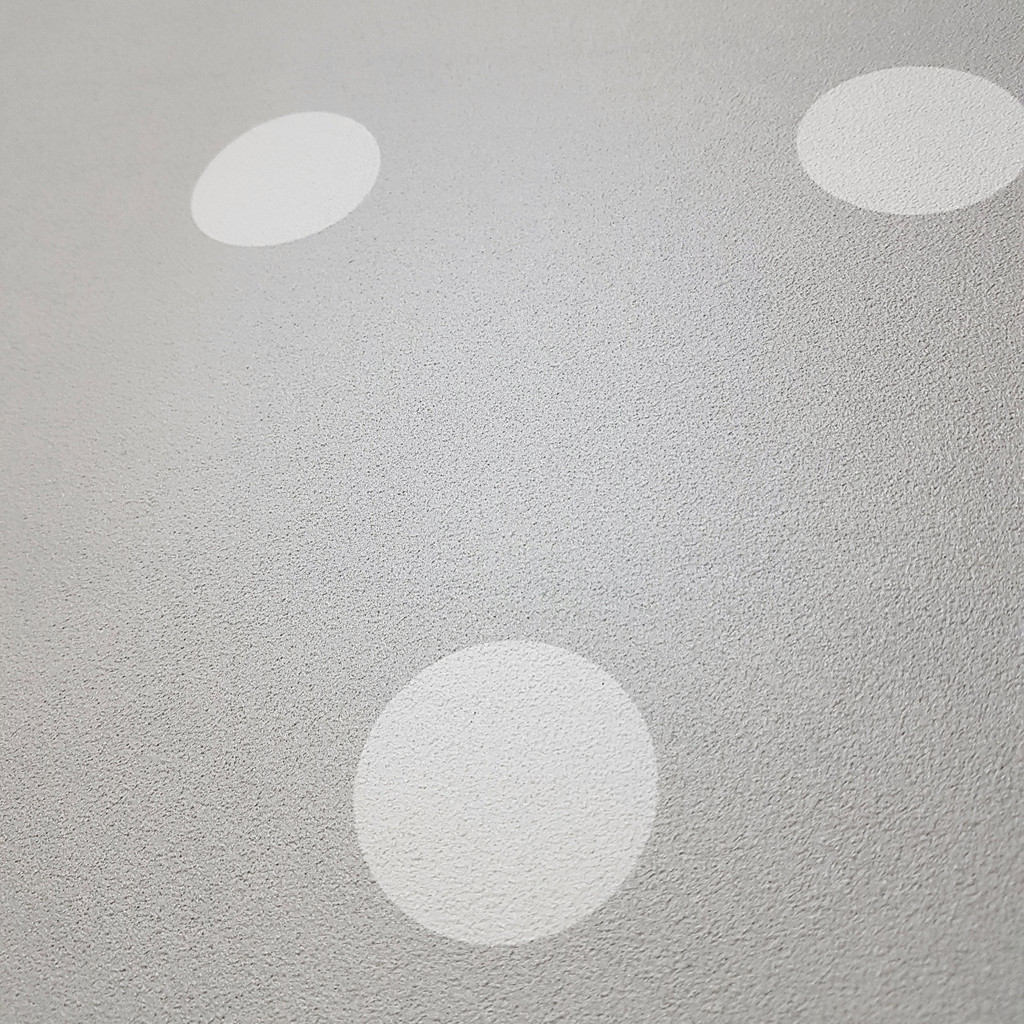 Tapeta szara w białe kropki, groszki, grochy 5 cm - Dekoori zdjęcie 4