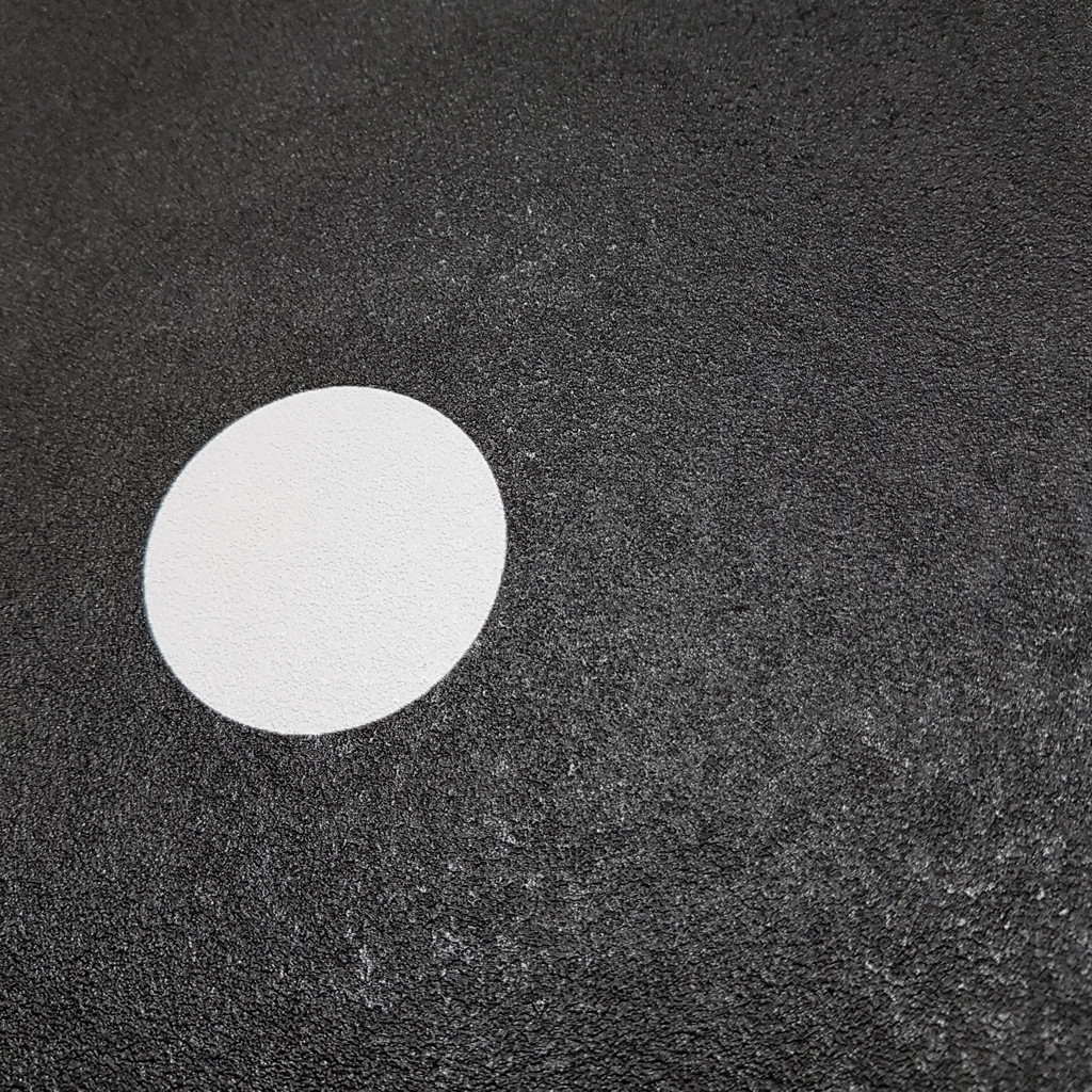 Tapeta czarna w białe kropki, groszki, grochy 5 cm - Dekoori zdjęcie 4