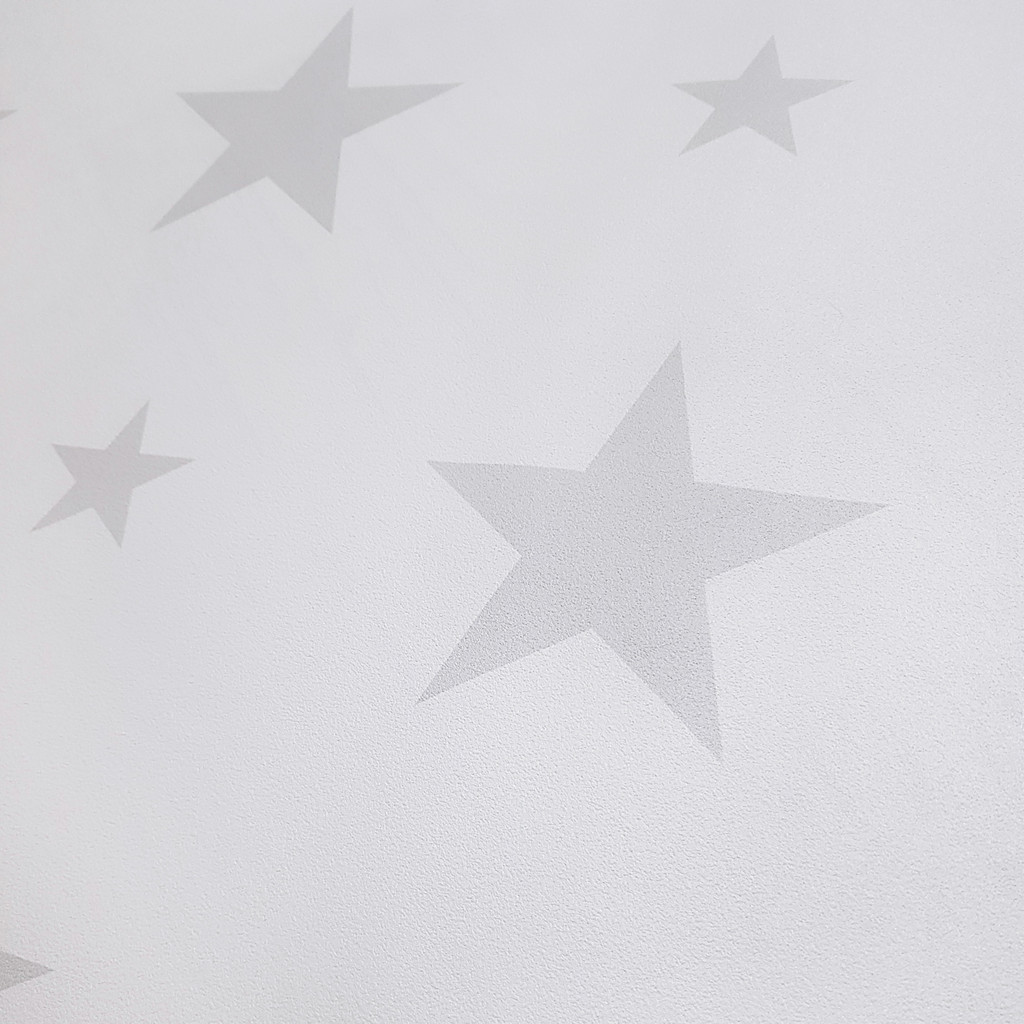Biała tapeta w szare GWIAZDKI 15 i 7 cm - Dekoori zdjęcie 2