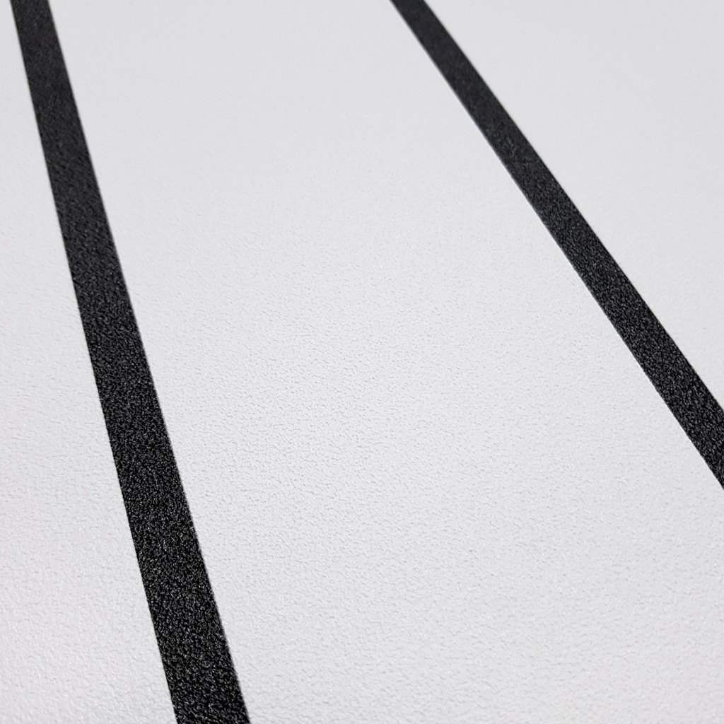Biała tapeta w czarne linie, paski pionowe 1 cm - Dekoori zdjęcie 4