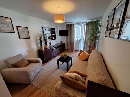 Kremowa lampa wisząca z walcowym abażurem z lnu BOHO