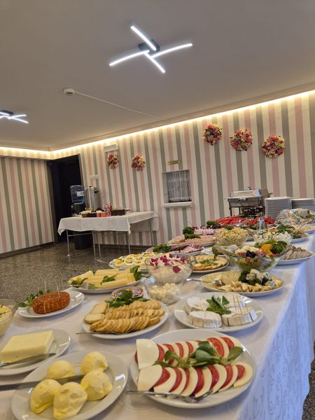 Stylowa, biała tapeta w jasnoszare i różowe pasy pionowe 8 cm