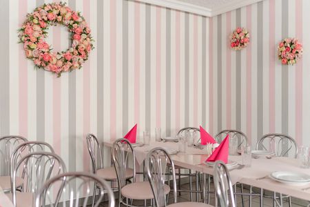 Stylowa, biała tapeta w jasnoszare i różowe pasy pionowe 8 cm